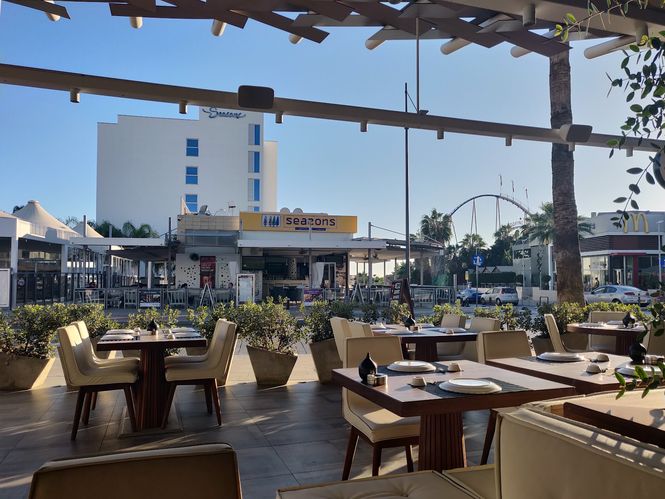 restauracja w Ayia Napie z tarasem i stolikami