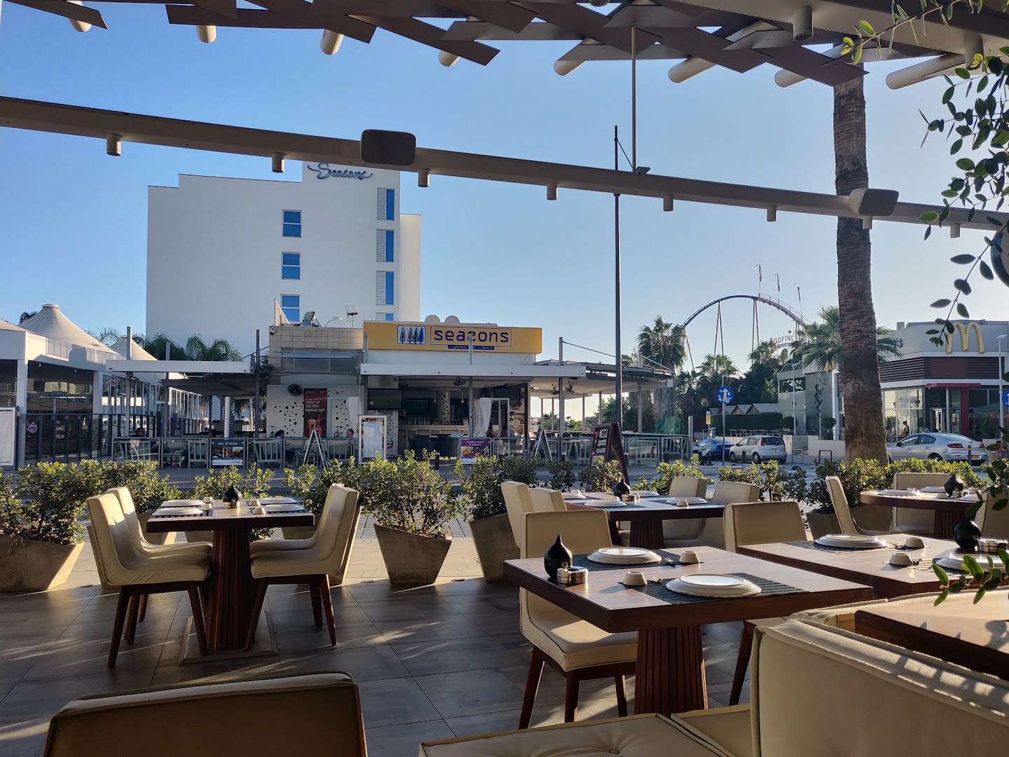 restauracja w Ayia Napie z tarasem i stolikami