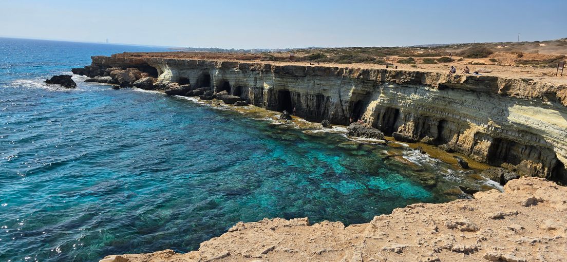 skalne groty i turkusowe morze przy Cape Greco na Cyprze