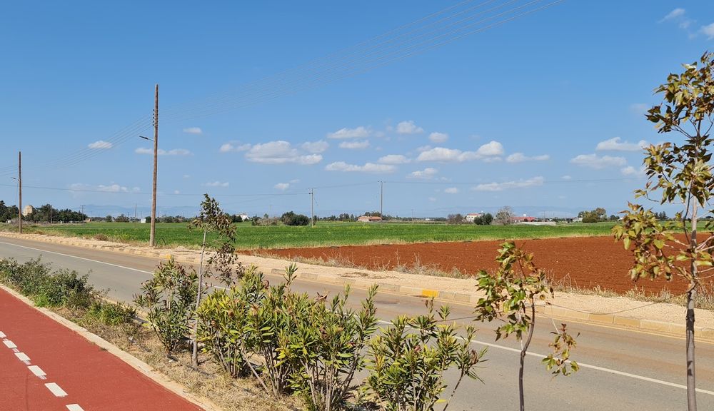 cypryjska droga wiejska z czerwoną ziemią i ścieżką rowerową