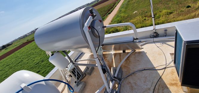 zbiornik na wodę i bojler solarny na dachu cypryjskiego domu