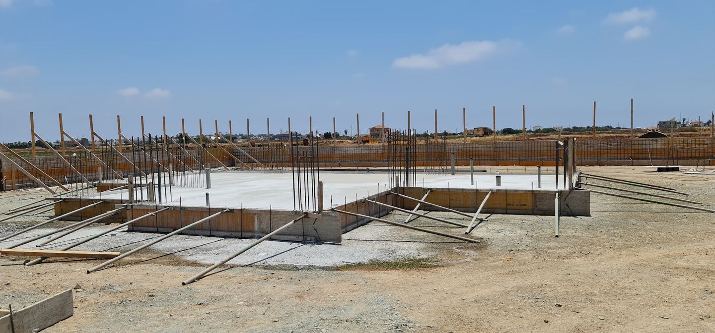 betonowe fundamenty z prętami zbrojeniowymi na placu budowy domu