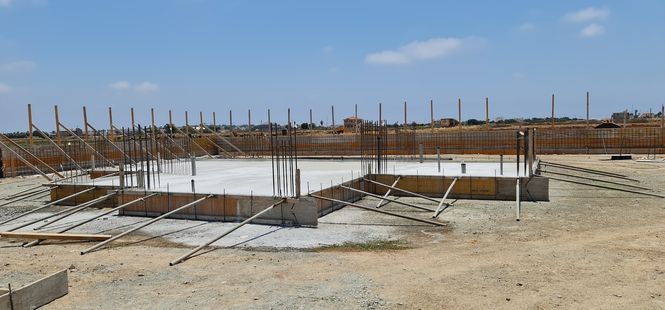 betonowe fundamenty z prętami zbrojeniowymi na placu budowy domu