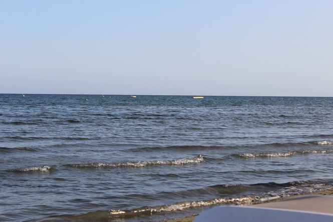 wietrzne morze w Protaras z falami na plaży
