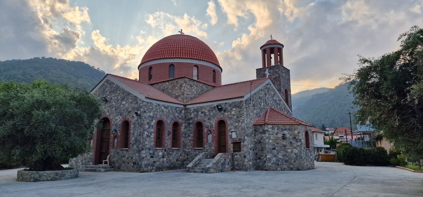 kamienny kościół z czerwoną kopułą w górach Troodos na Cyprze
